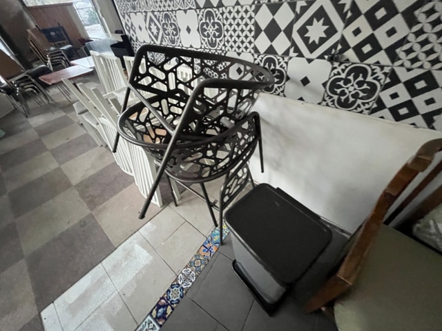 1424054-10 Parti blandat möblemang - Stolar, bord, soffor, m.m.