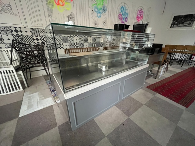 1424055-1 Displaykyl med glasmonter, kylfack och marmorbänk