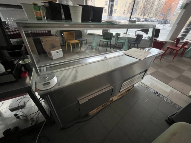 1424055-3 Displaykyl med glasmonter, kylfack och marmorbänk