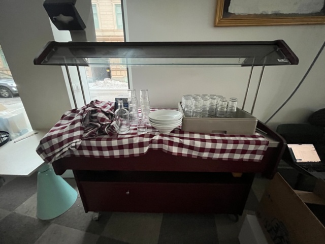 1424056-1 Salladsdisk på hjul samt glas och tallrikar