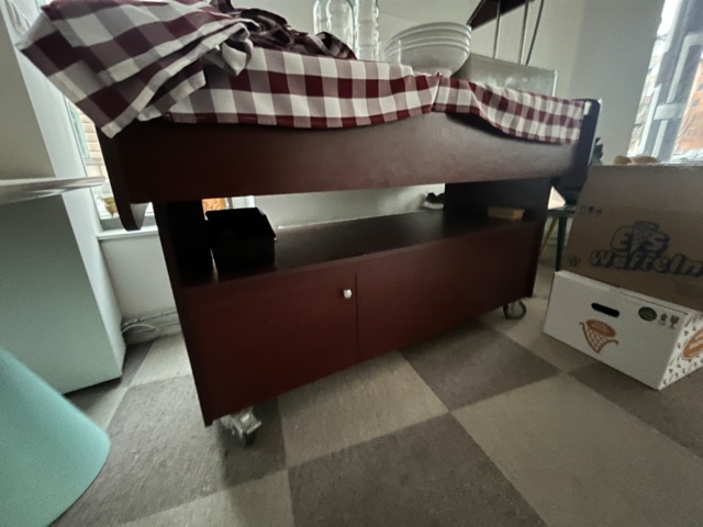 1424056-2 Salladsdisk på hjul samt glas och tallrikar