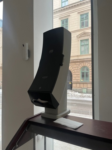 1424056-4 Salladsdisk på hjul samt glas och tallrikar