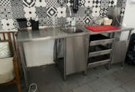 1424057 Rostfri diskkbänk med lådor och arbetsyta