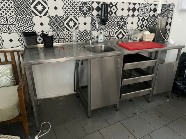 1424057-1 Rostfri diskkbänk med lådor och arbetsyta