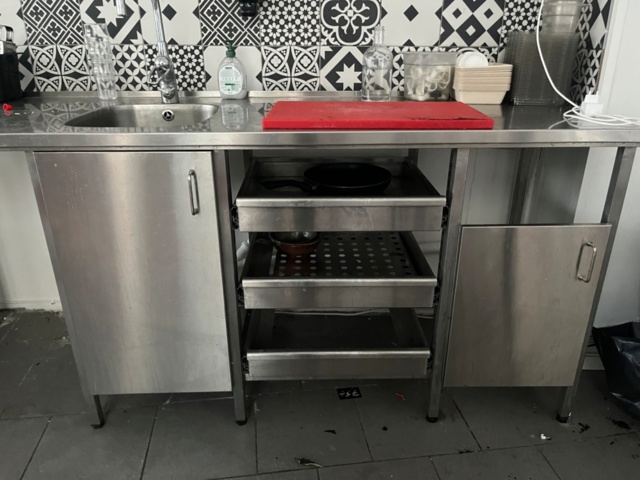 1424057-2 Rostfri diskkbänk med lådor och arbetsyta