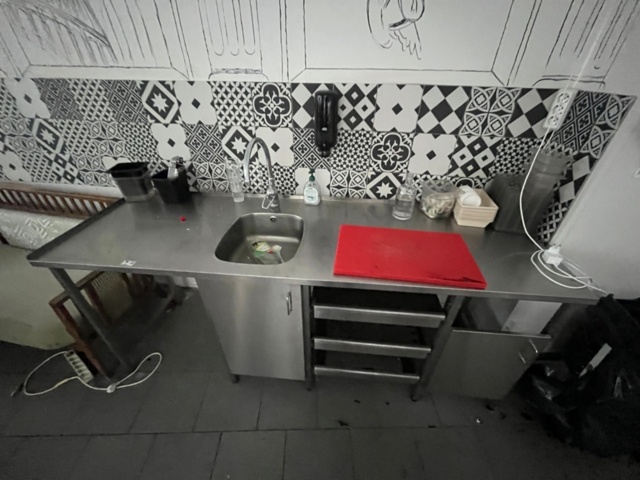 1424057-3 Rostfri diskkbänk med lådor och arbetsyta