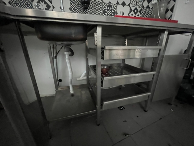 1424057-4 Rostfri diskkbänk med lådor och arbetsyta