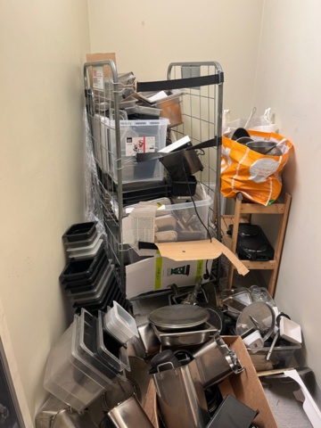 1424062-1 Förråd med innehåll - Kantiner, bleck, kastruller, m.m.