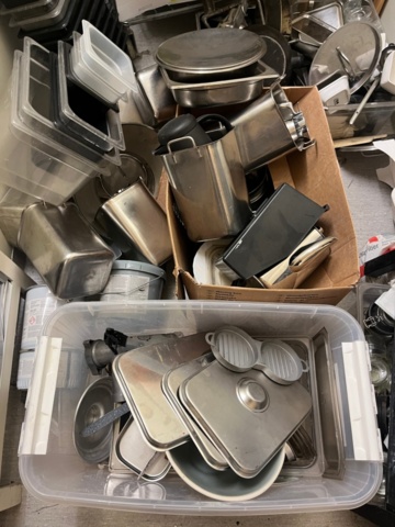 1424062-2 Förråd med innehåll - Kantiner, bleck, kastruller, m.m.