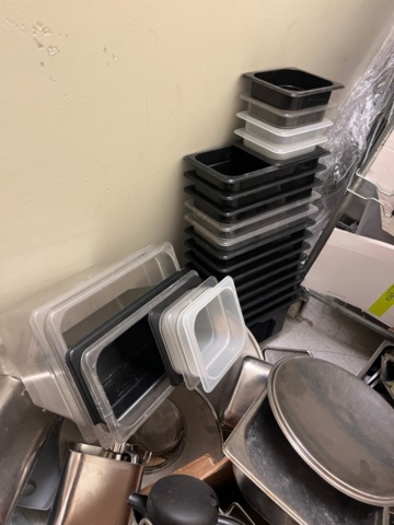 1424062-4 Förråd med innehåll - Kantiner, bleck, kastruller, m.m.