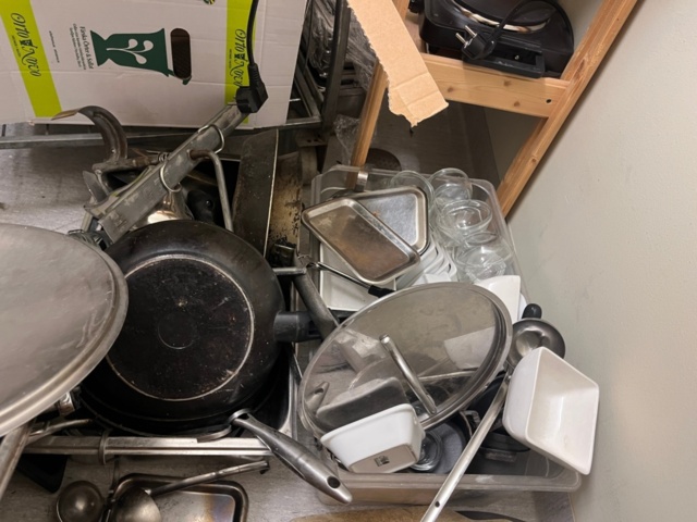 1424062-5 Förråd med innehåll - Kantiner, bleck, kastruller, m.m.