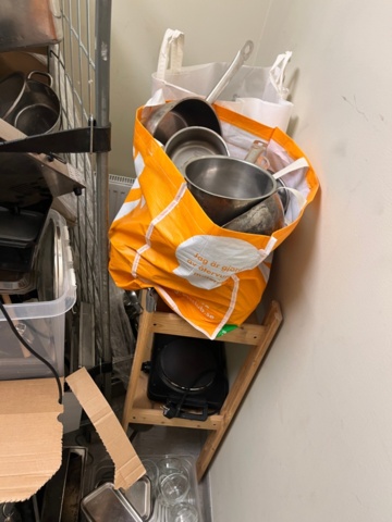 1424062-6 Förråd med innehåll - Kantiner, bleck, kastruller, m.m.