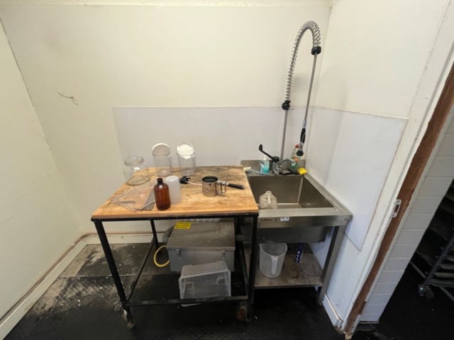 1424065-1 Sink and work table