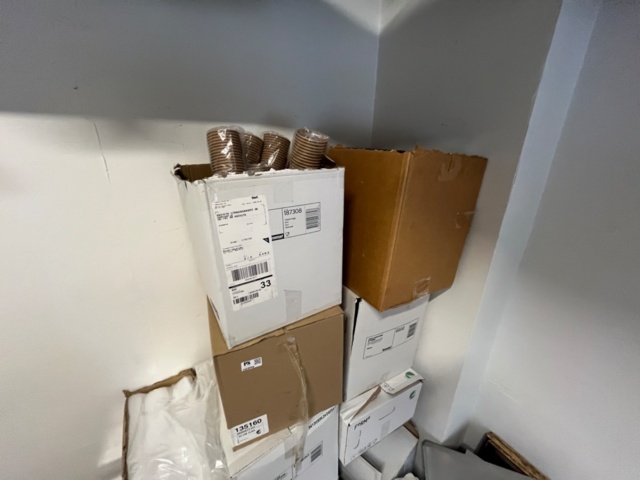 1424068-2 Lot of disposable products and consumables