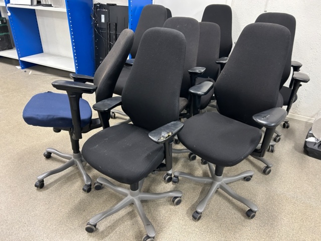 1442499-8 10 office chairs and 1 whiteboard