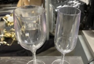 1404437 Dryckesglas i plast och glasflaskor med bygelkork