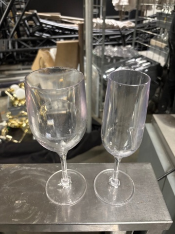 1404437-1 Plastic drinking glasses and glass bottles with clip-on caps