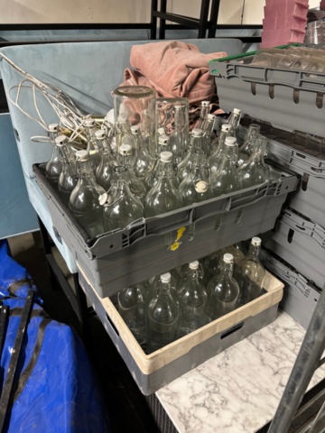 1404437-4 Plastic drinking glasses and glass bottles with clip-on caps