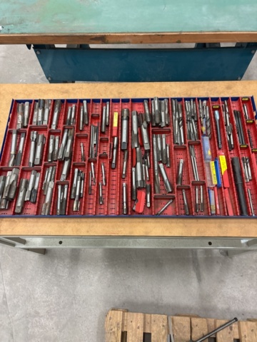 1444922-2 Sortiment gängtappar i backar – blandade dimensioner