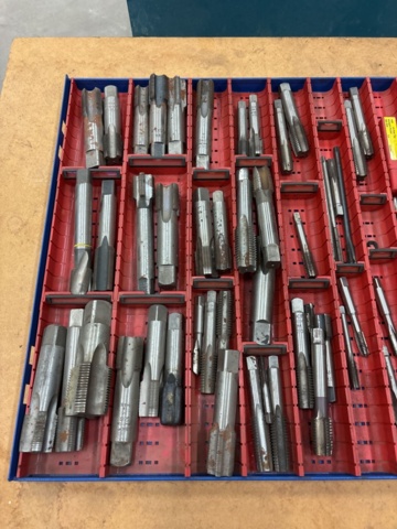 1444922-3 Sortiment gängtappar i backar – blandade dimensioner