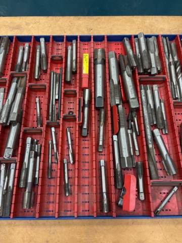 1444922-4 Sortiment gängtappar i backar – blandade dimensioner