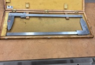 1444923 Verkstadsskjutmått i trälåda, ca 600 mm