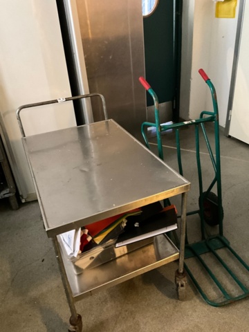 Rostfri vagn och säckkärra på auktion i Östergötland, Söderköping hos PS Auction