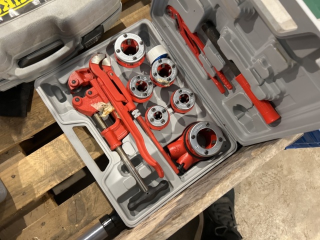 1454844-11 Samling med elhandverktyg och maskiner - 3 pallar