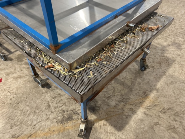 1454853-8 Watering table 4 pcs on wheels