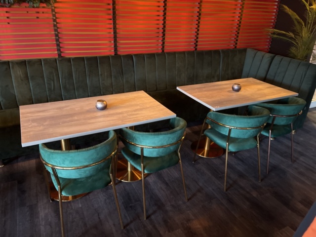 1384702-3 Restaurangmöbler - Stolar, bord, soffor