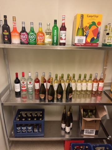 1384716-1 Parti med diverse alkoholhaltiga drycker