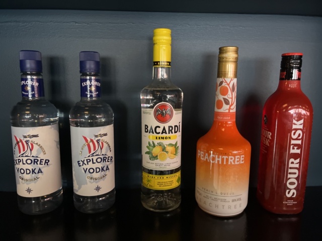 1384716-48 Parti med diverse alkoholhaltiga drycker