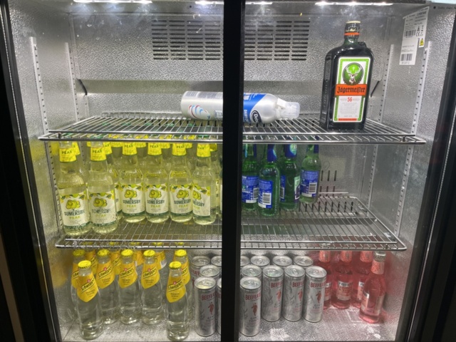 1384716-49 Parti med diverse alkoholhaltiga drycker