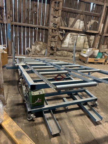 1454822-2 Height-adjustable cutting table for foam plastic including foam plastic block