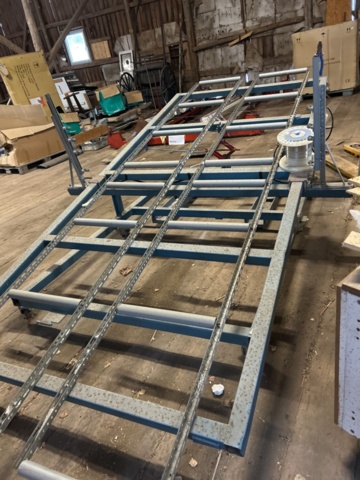 1454822-5 Height-adjustable cutting table for foam plastic including foam plastic block