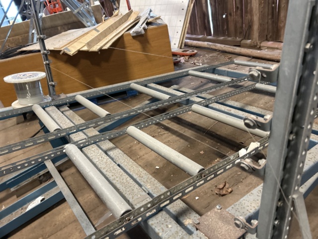 1454822-6 Height-adjustable cutting table for foam plastic including foam plastic block