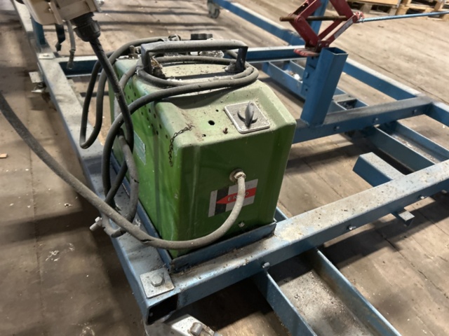 1454822-8 Height-adjustable cutting table for foam plastic including foam plastic block