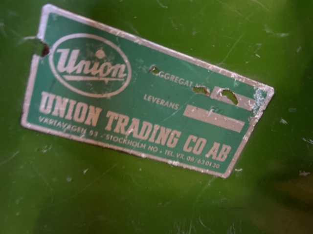 1454822-11 Height-adjustable cutting table for foam plastic including foam plastic block