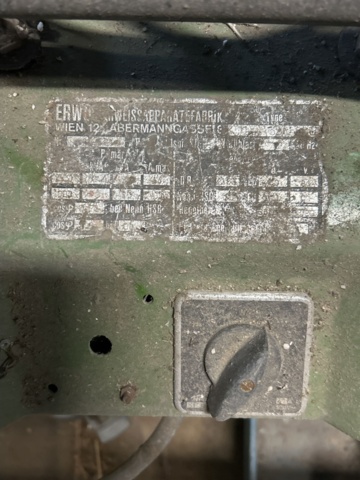 1454822-13 Height-adjustable cutting table for foam plastic including foam plastic block