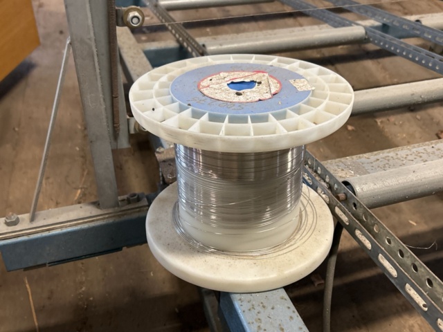 1454822-14 Height-adjustable cutting table for foam plastic including foam plastic block