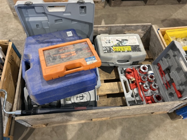 1454844-9 Samling med elhandverktyg och maskiner - 3 pallar