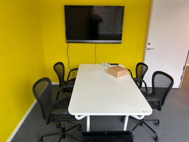 1410923-1 Office furniture - Tables, Apple TV, etc