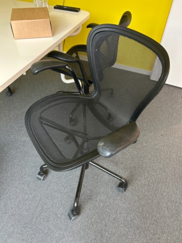 1410923-3 Office furniture - Tables, Apple TV, etc