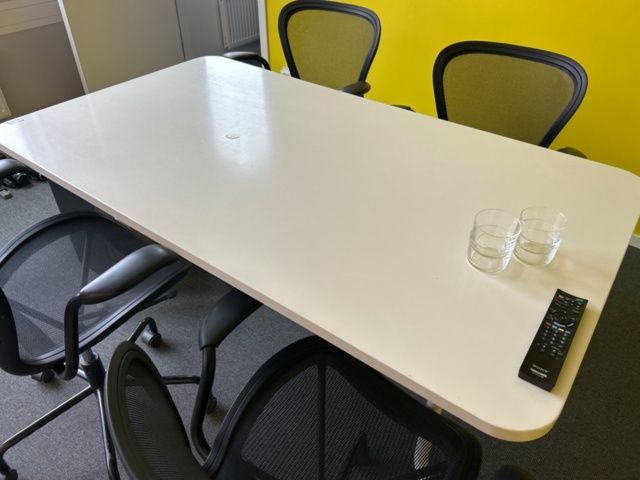 1410923-4 Office furniture - Tables, Apple TV, etc