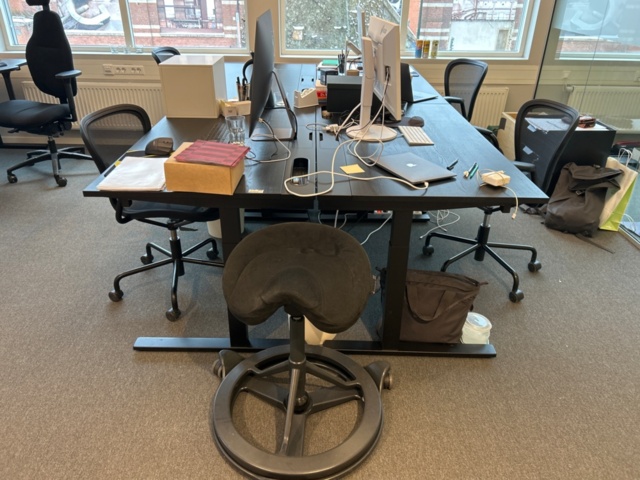 1410924-1 Office furniture - Desks, office chairs and filing cabinets