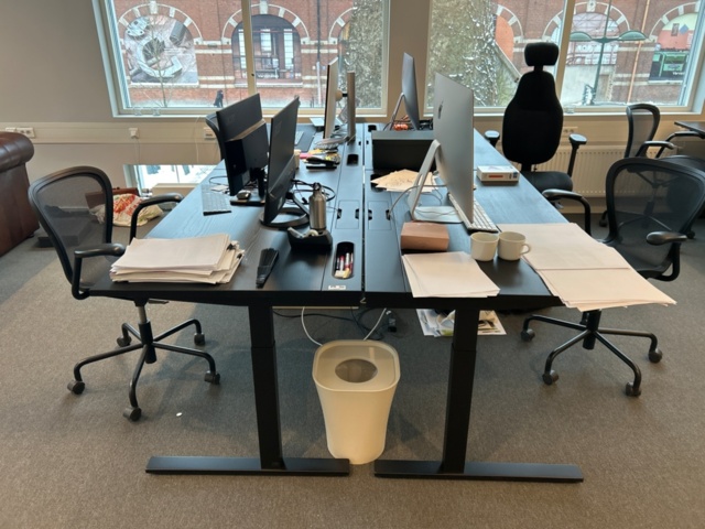 1410925-1 Office furniture - Desks, chairs and filing cabinets