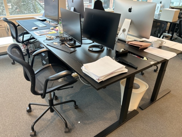 1410925-2 Office furniture - Desks, chairs and filing cabinets