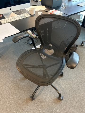 1410925-4 Office furniture - Desks, chairs and filing cabinets