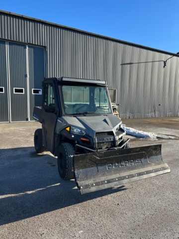 1427578-7 Elektriskt terrängfordon med plogblad, vinsch och dragkrok - Polaris Ranger EV -2021