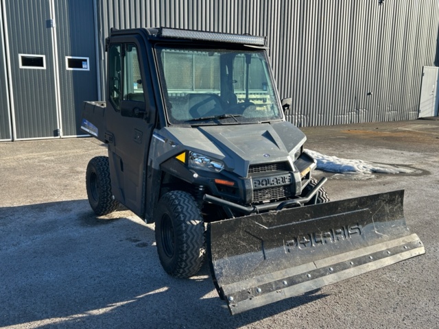 1427578-2 Elektriskt terrängfordon med plogblad, vinsch och dragkrok - Polaris Ranger EV -2021